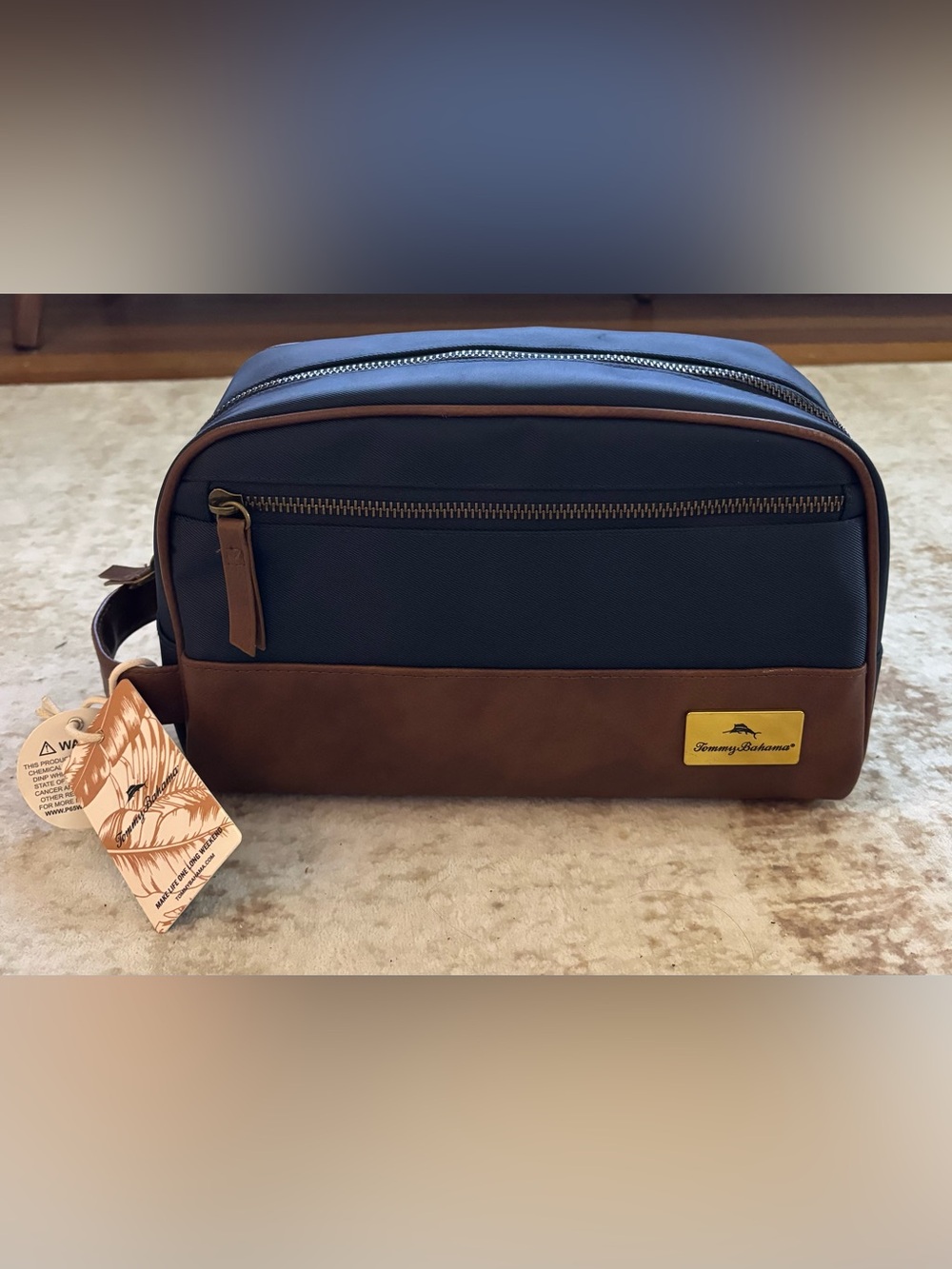 TOMMY BAHAMA New Unisex
Toiletry Bag Blue Brown Travel Dopp Kit Zip Organizer